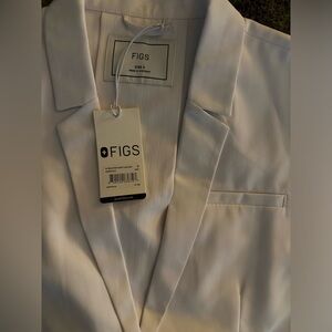 FIGS Bellevue short lab coat